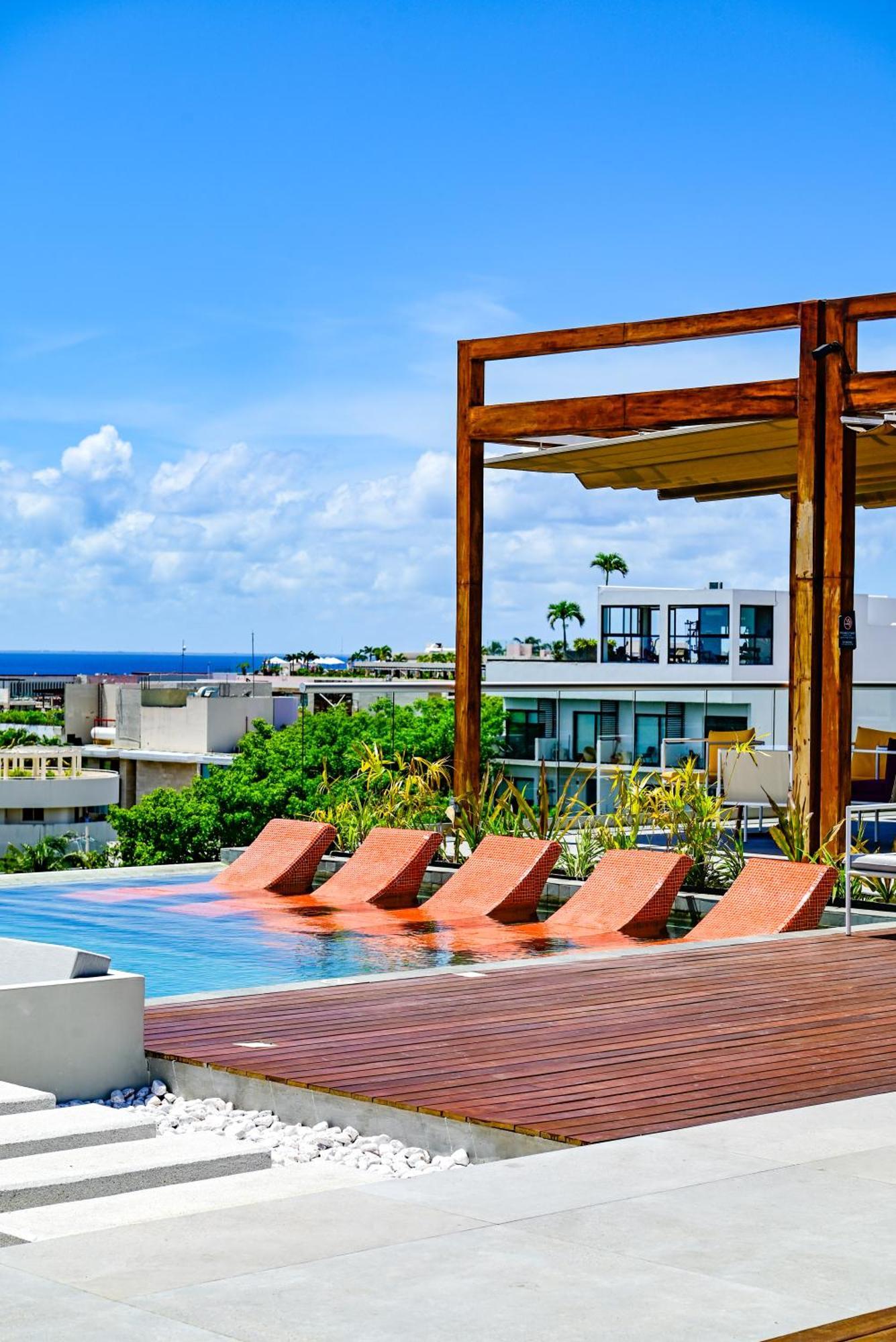 Hotel Aloft Playa Del Carmen Exterior foto Rooftop pool at the Hotel Habitas Tulum