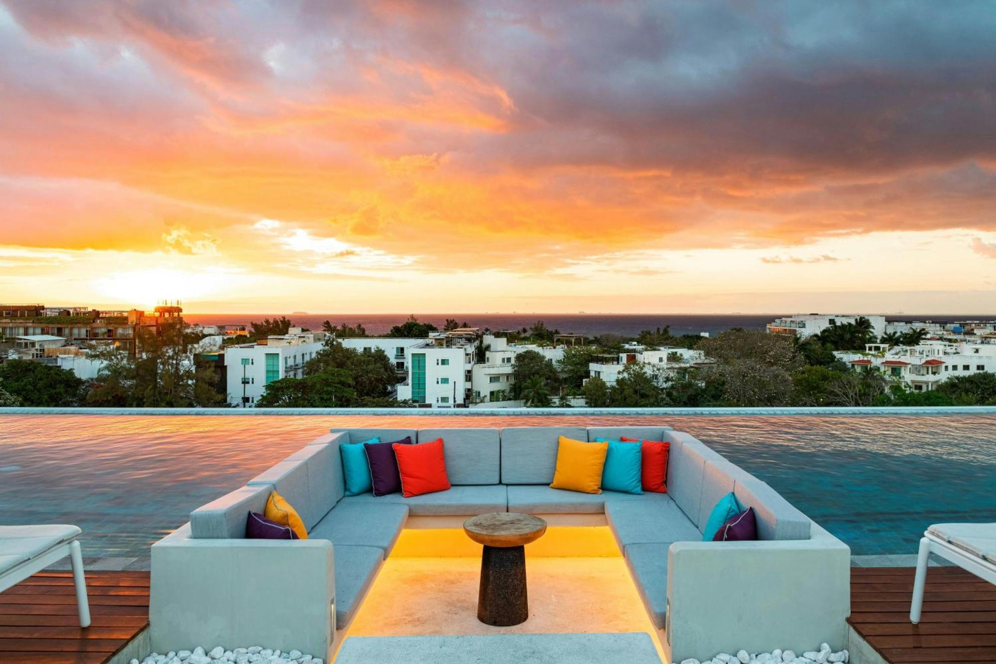 Hotel Aloft Playa Del Carmen Exterior foto Sunset at the rooftop pool