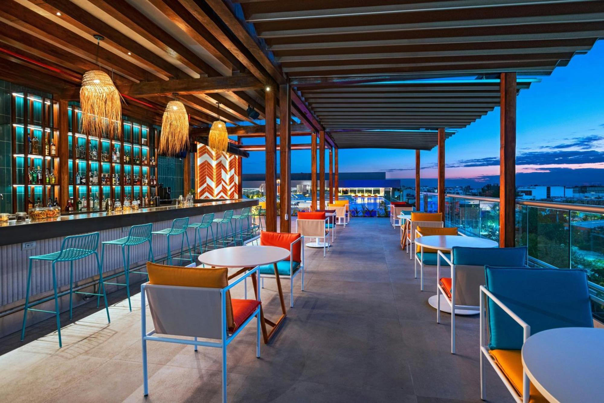 Hotel Aloft Playa Del Carmen Exterior foto The rooftop bar at the W Bali