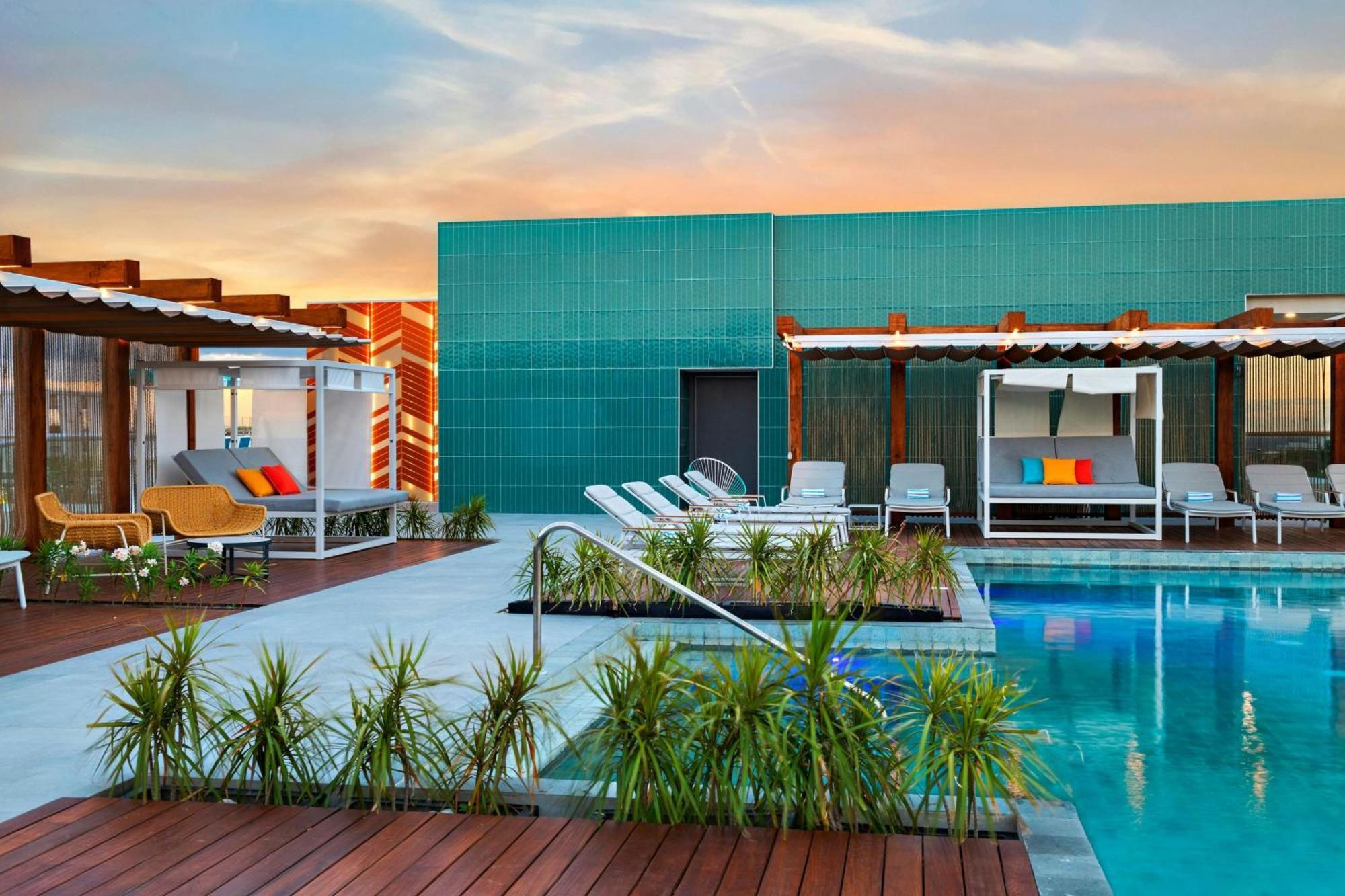 Hotel Aloft Playa Del Carmen Exterior foto The rooftop pool at the hotel