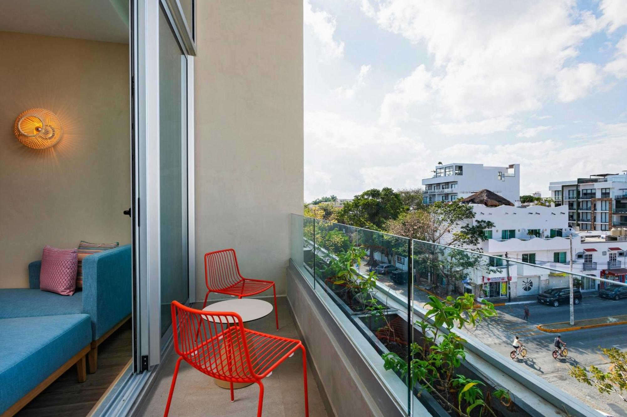 Hotel Aloft Playa Del Carmen Exterior foto Balcony of a hotel room